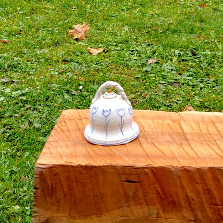 Fotka bílý zvonek s modrou kresbou č.2